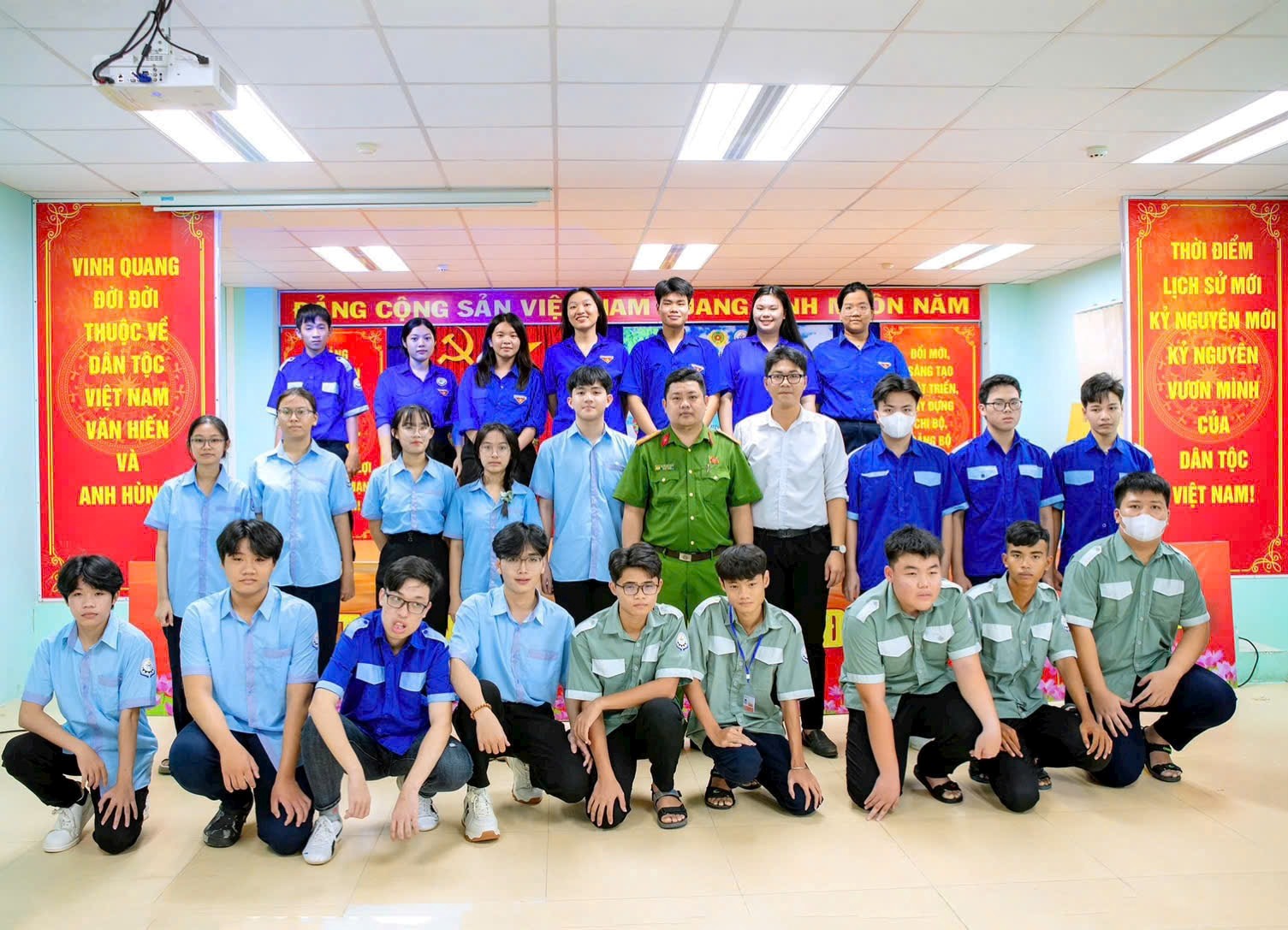 HỌC TẬP CHÍNH TRỊ ĐẦU KHÓA HỆ TRUNG CẤP KHÓA 19 NĂM HỌC 2025-2026