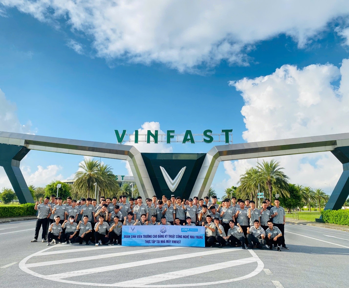NHÀ TRƯỜNG TỔ CHỨC THỰC TẬP CHO SINH VIÊN CAO ĐẲNG NGHỀ CÔNG NGHỆ Ô TÔ TẠI NHÀ MÁY VINFAST HẢI PHÒNG