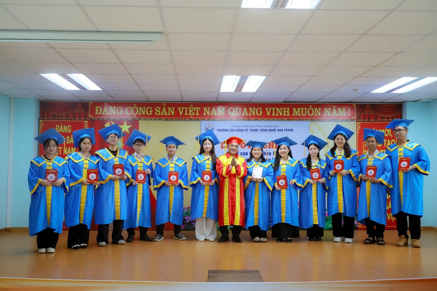 LỄ TRAO BẰNG TỐT NGHIỆP HỆ CAO ĐẲNG KHÓA 16 (ĐỢT 2)  VÀ HỆ CAO ĐẲNG LIÊN THÔNG KHÓA 18