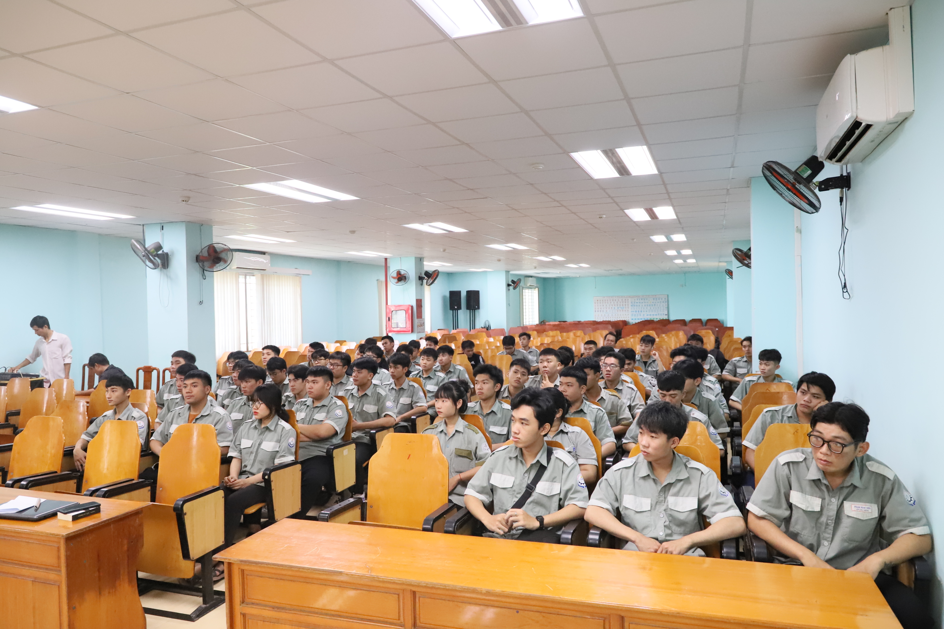 TẬP HUẤN CÔNG TÁC KHỞI NGHIỆP, ĐỔI MỚI SÁNG TẠO TRONG  SINH VIÊN KHOA CƠ KHÍ NĂM 2025